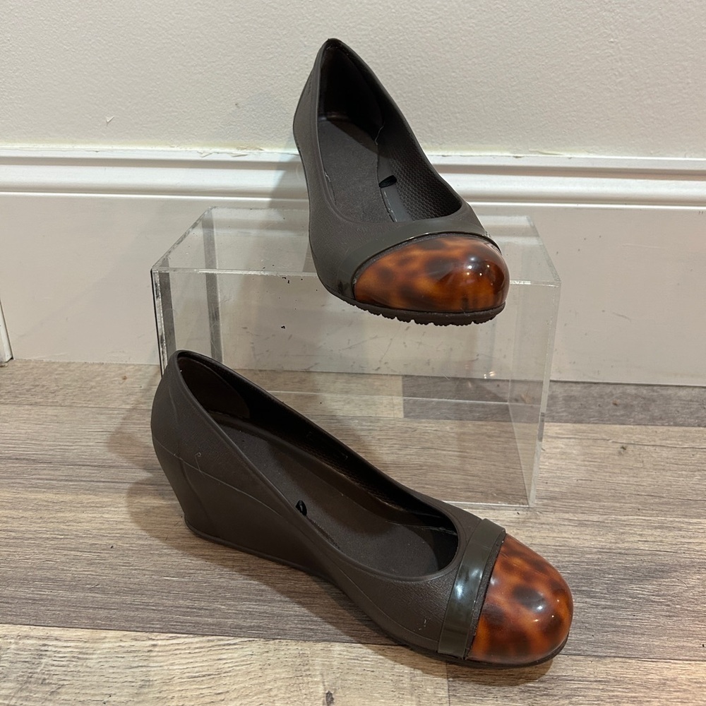 Brown Crocs Wedge Shoes with Tortoise Shell Toe size 7